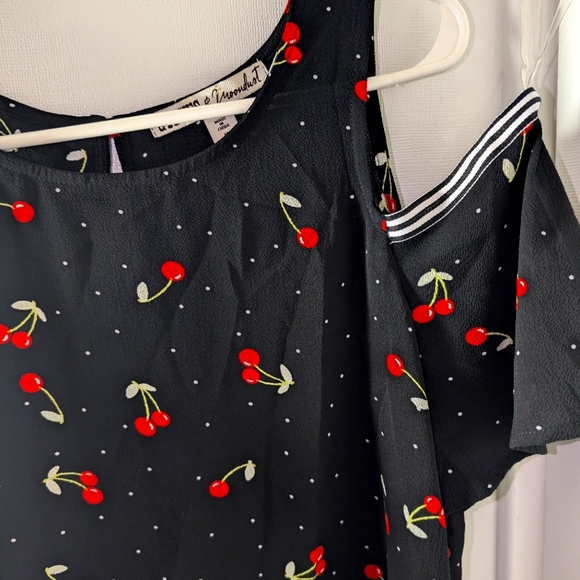 GYPSIES & Moondust "M" Fancy Black & Cherry design off the shoulders top - Picture 3 of 4